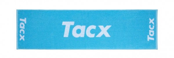 Полотенце  Tacx во время занятия на тренажерах
