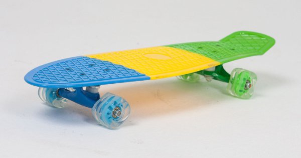 Скейт пластиковый трехцветный Moove&Fun 27X8" с колесами Monster