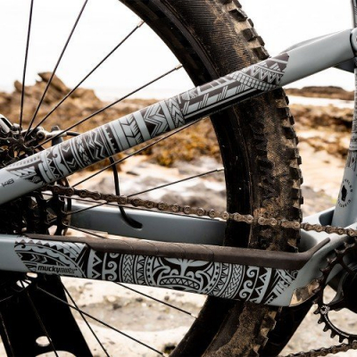 Защита перьев рамы MUCKY NUTZ Stay Skinz Tribal Gloss