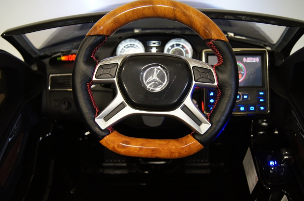 Электромобиль RiVeRToys Mercedes-Benz GL63 A999AA с дистанционным управлением (4*4)