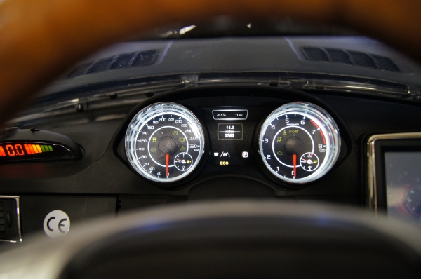 Электромобиль RiVeRToys Mercedes-Benz GL63 A999AA с дистанционным управлением (4*4)